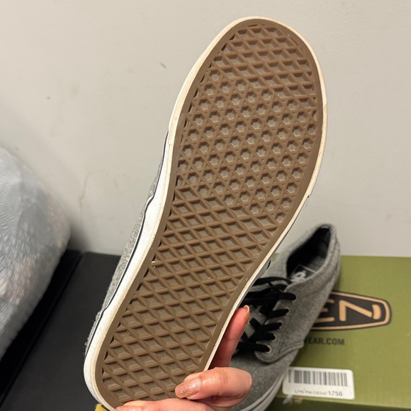 Vans Men's Gray Sneakers with Black Accents - Picture 3 of 6